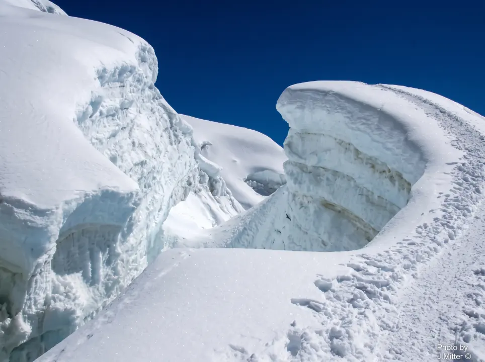 Schnee und Eis am Island-Peak Basecamp