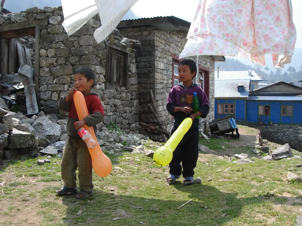 Kinder in Lukla