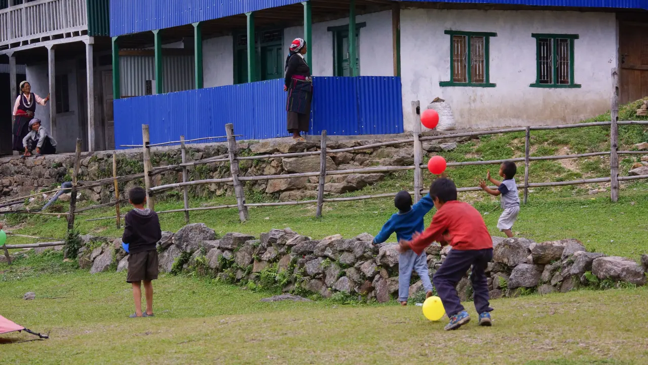 Luftballons kommen immer gut an, Makalu-Baruntse Trekking