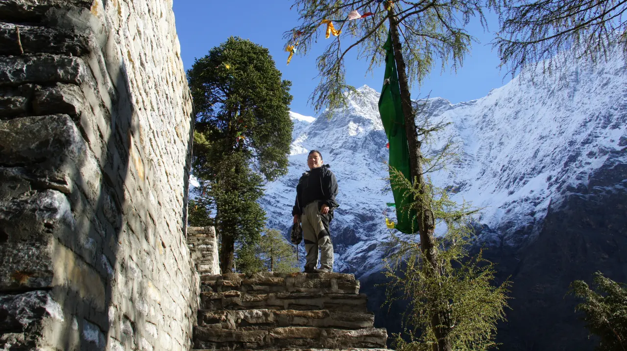 Der Eingang zum Kloster Ribum, Manaslu Trekking