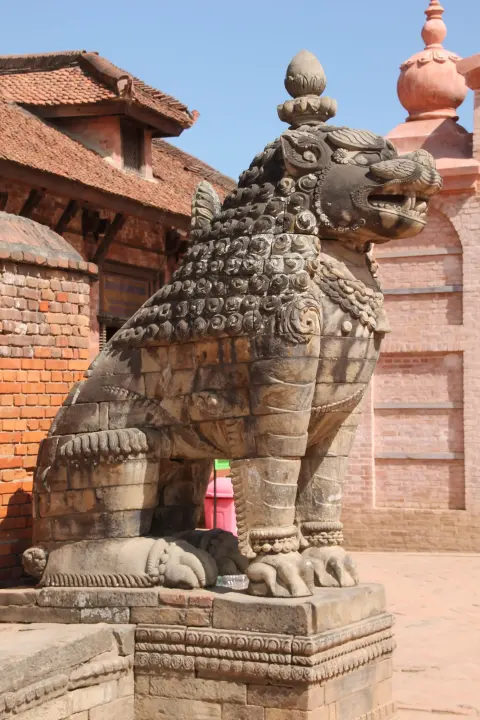 Historische Löwenstatue aus Stein in Kathmandu