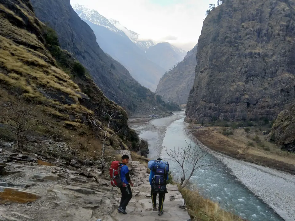 Trekkingweg am Fluss, Manaslu Trekking